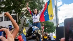 La líder opositora venezolana María Corina Machado, interviene en plena calle, a 9 de enero de 2025, en Caracas (Venezuela) | Foto: REMITIDA / HANDOUT por Jimmy Villalta