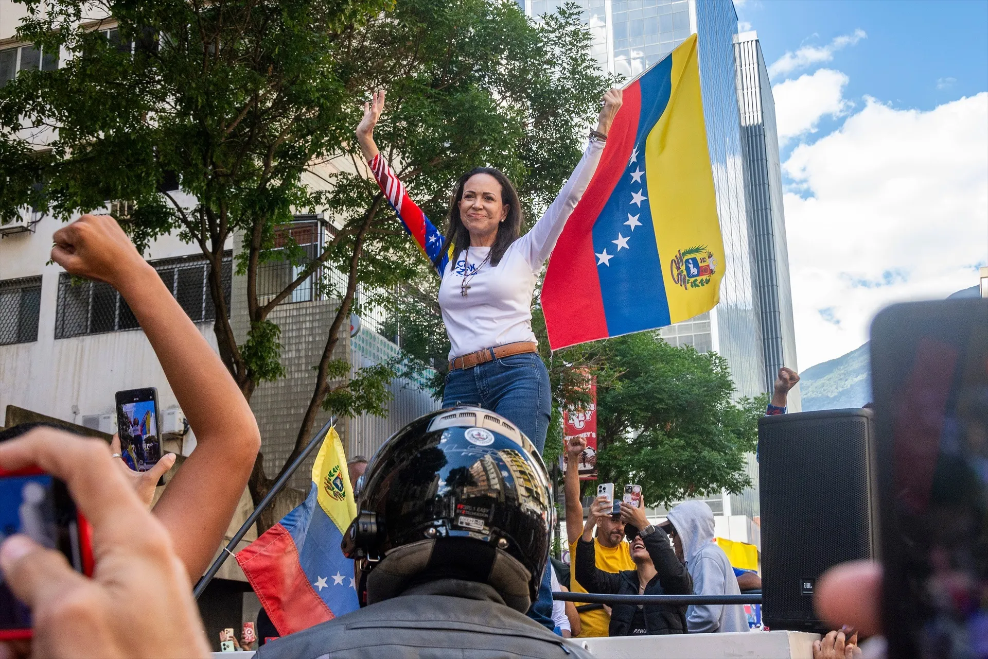 La líder opositora venezolana María Corina Machado, interviene en plena calle, a 9 de enero de 2025, en Caracas (Venezuela) | Foto: REMITIDA / HANDOUT por Jimmy Villalta