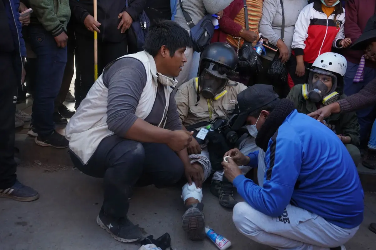 Aldair Mejía, fotógrafo de la Agencia EFE, fue impactado por un perdigón mientras cubría una manifestación contra el gobierno de Dina Boluarte en Juliaca, en enero de 2023. Antes había sido amenazado por policías. (Foto: EFE/Luis Javier Maguiña)