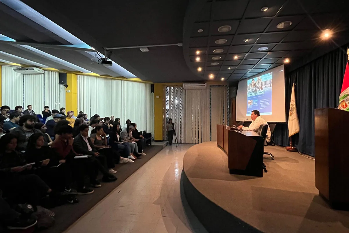 Periodista Renzo Gómez participó de la conferencia "Amenazas contra la libertad de prensa", organizada por la Facultad de Letras de la Universidad Nacional Mayor de San Marcos (Foto: Maria Ximena Zuzunaga Guardia)