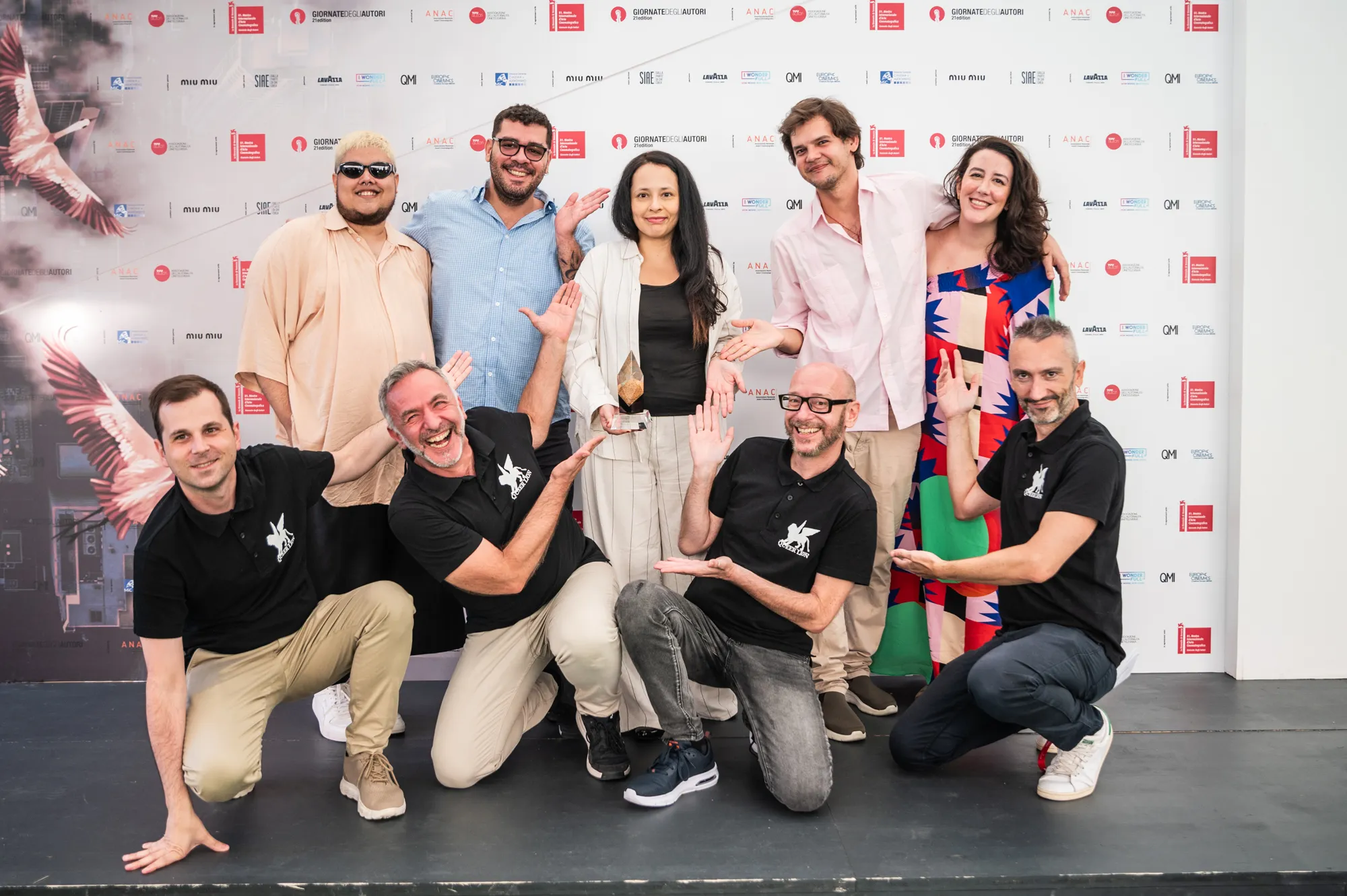 El cine iberoamericano arrasa en Venecia 2024 con premios en todas las secciones 3 El equipo de "Alma del desierto" ganó el Queer Lion, un premio que reconoce películas de temática LGBTQ+ (Cortesía de Giornate degli Autori)