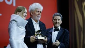 Almodóvar recibe el León de Oro en Venecia 2024 (Cortesía de Biennale)