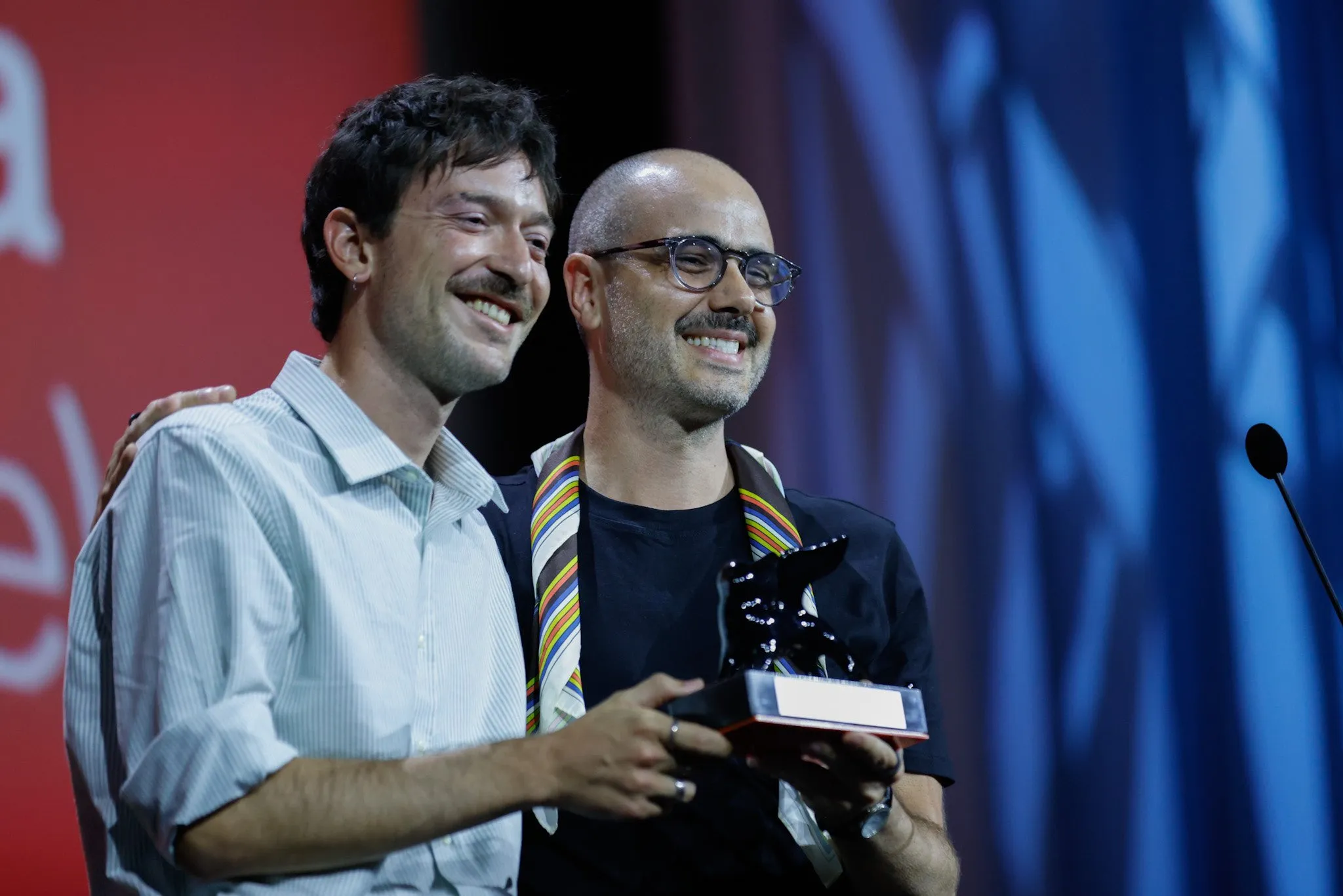 El cine iberoamericano arrasa en Venecia 2024 con premios en todas las secciones 4 Murilo Hauser y Heitor Lorega reciben el premio al mejor guión por "Ainda Estou Aqui" (Cortesía Biennale)