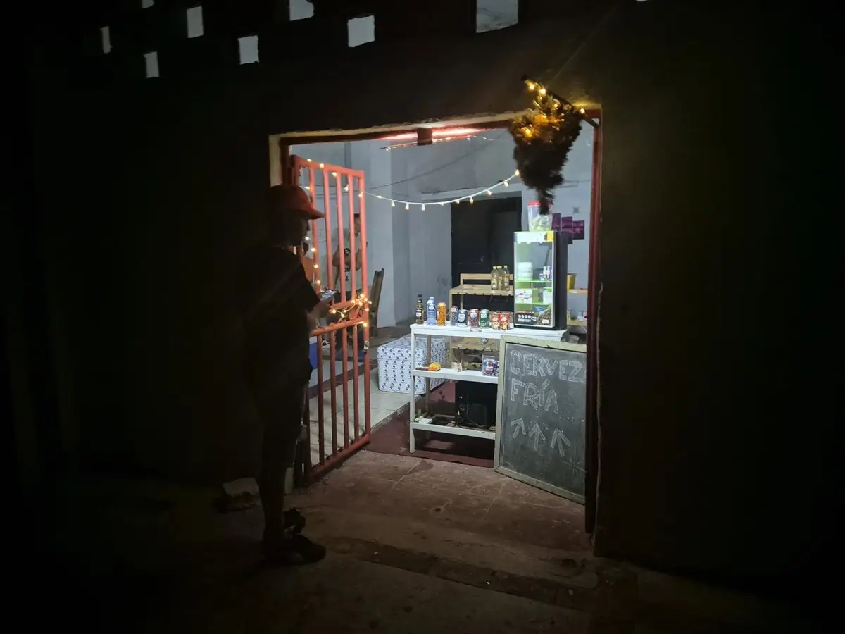 Archivo - Un hombre apostado frente a una tienda durante un apagón eléctrico en La Habana, Cuba - Nick Kaiser/dpa - Archivo