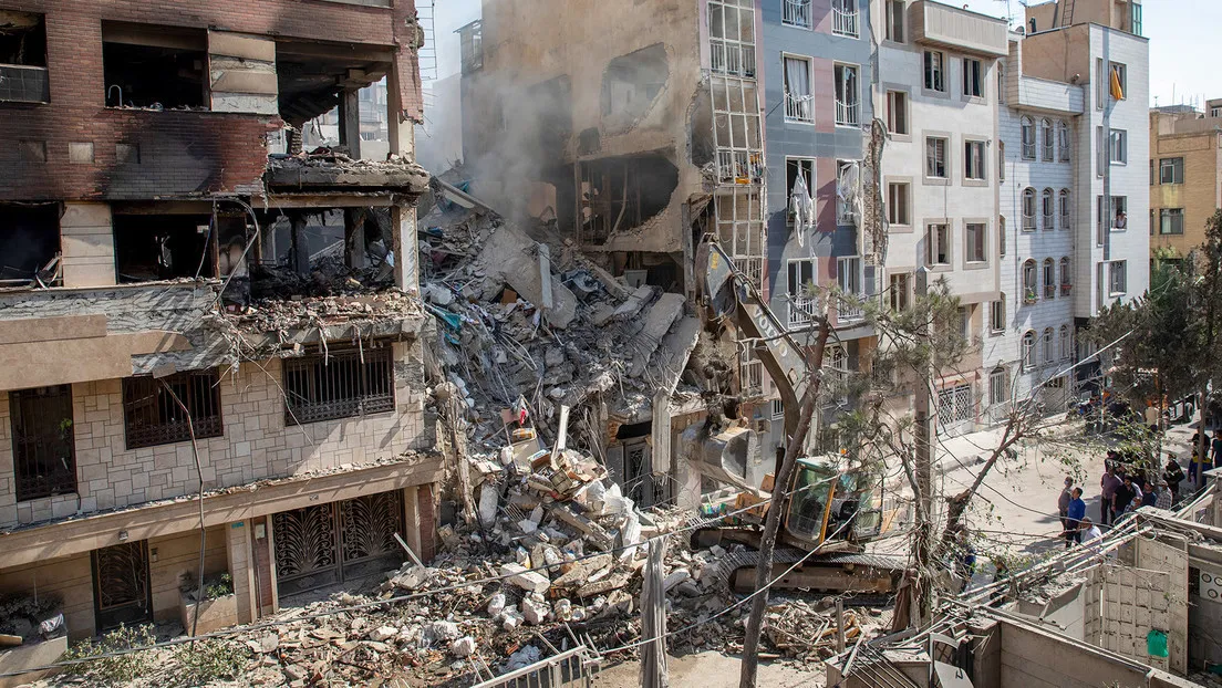 Escombros de un edificio residencial destruido en un ataque de Israel en Teherán, el 13 de junio de 2025 | Foto: RT