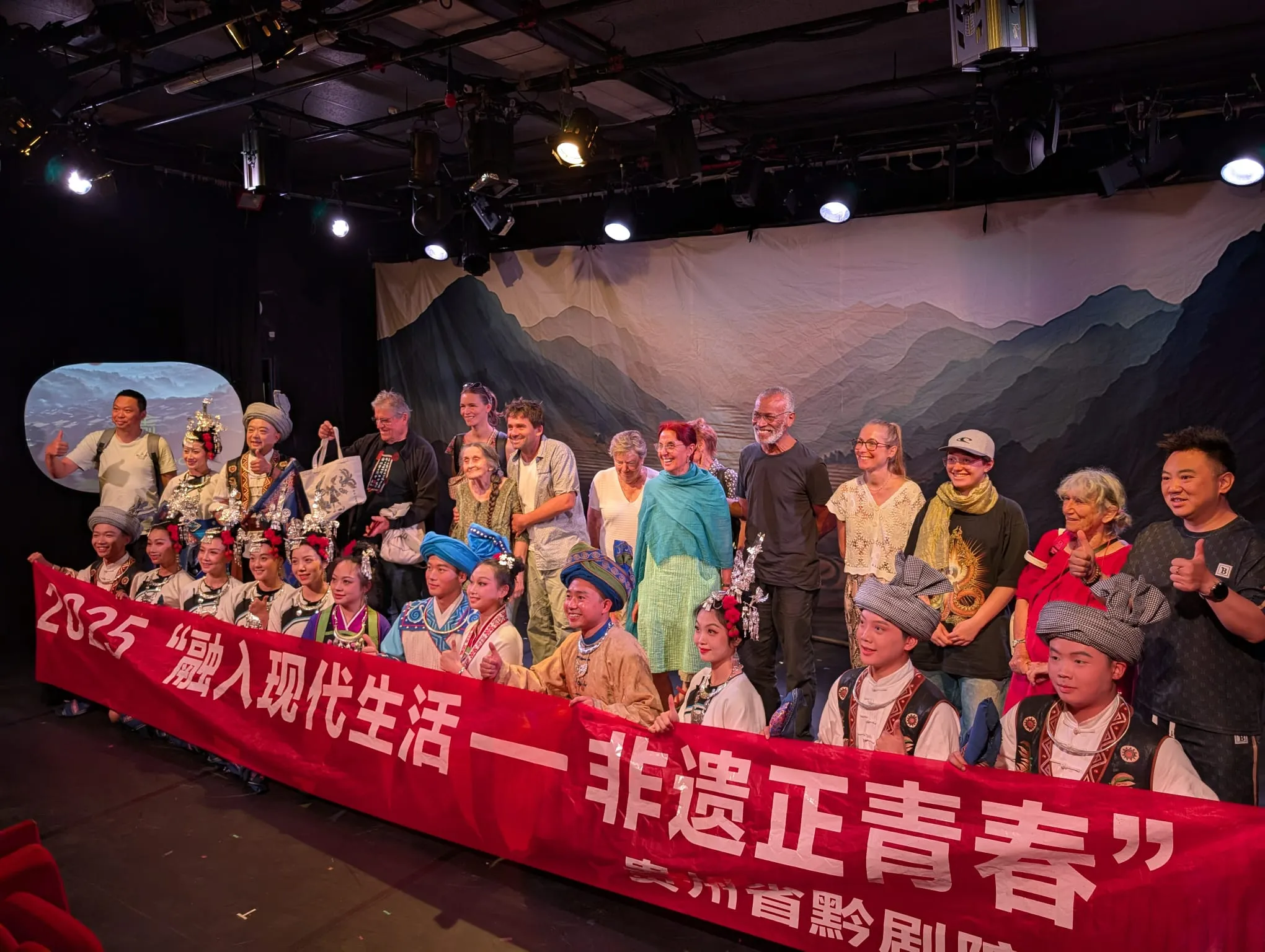 L’Amour éternel: desde Guizhou en China,una oda atemporal al amor y la libertad en el Festival de Aviñón 2025 3 Teatro de la Ópera Qian de Guizhou con el público