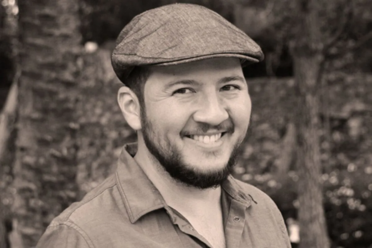 Oswaldo Estrada, premiado narrador, profesor y crítico académico.