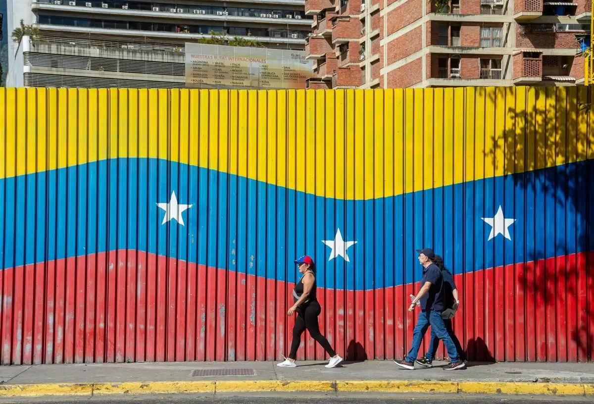 Archivo - Una bandera de Venezuela en la calle de la capital, Caracas - Europa Press/Contacto/Jimmy Villalta - Archivo