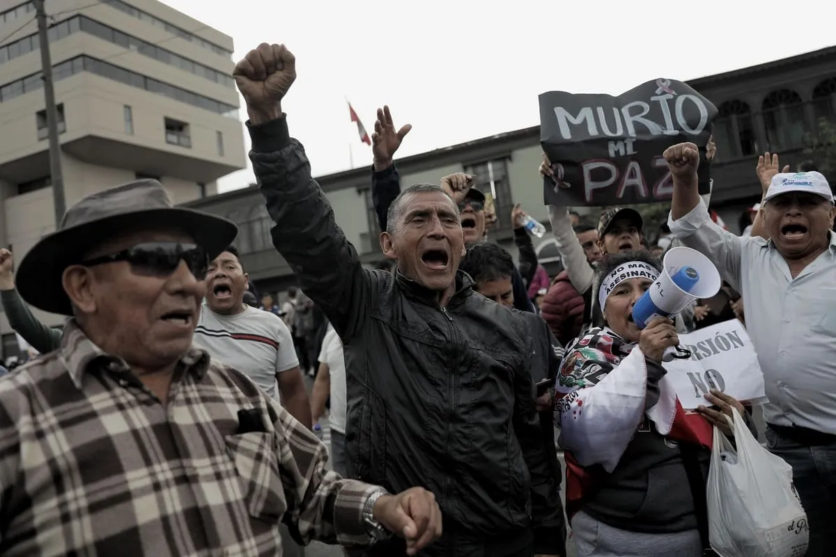 Ciudadanos se movilizaron al Congreso de la República para protestar por falta de acciones contra el crimen organizado (Foto: Gentileza/Joel Alonzo/El Comercio)