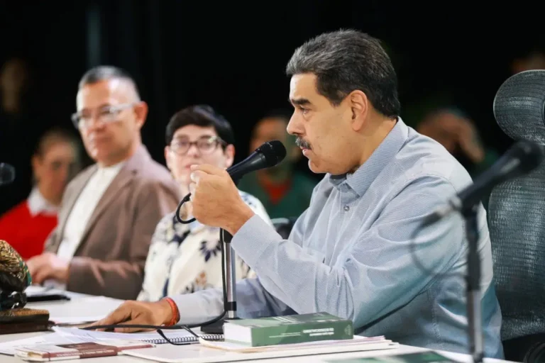 Maduro da inicio a maniobras militares en cinco estados de Venezuela