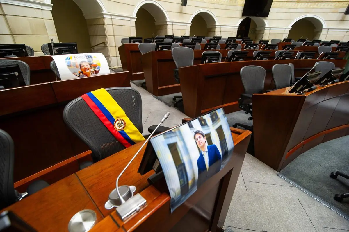 Fotografias y una banda recuerda a Miguel Uribe Turbay en su escaño en el Senado de Colombia. - Sebastian Barros / Zuma Press / ContactoPhoto