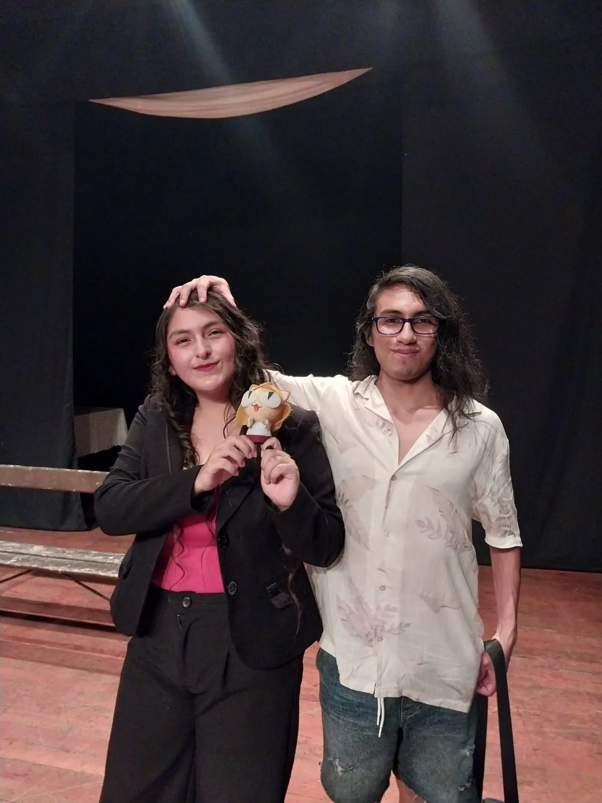 Diego Berrospi, con su amiga en el Teatro Universitario de San Marcos