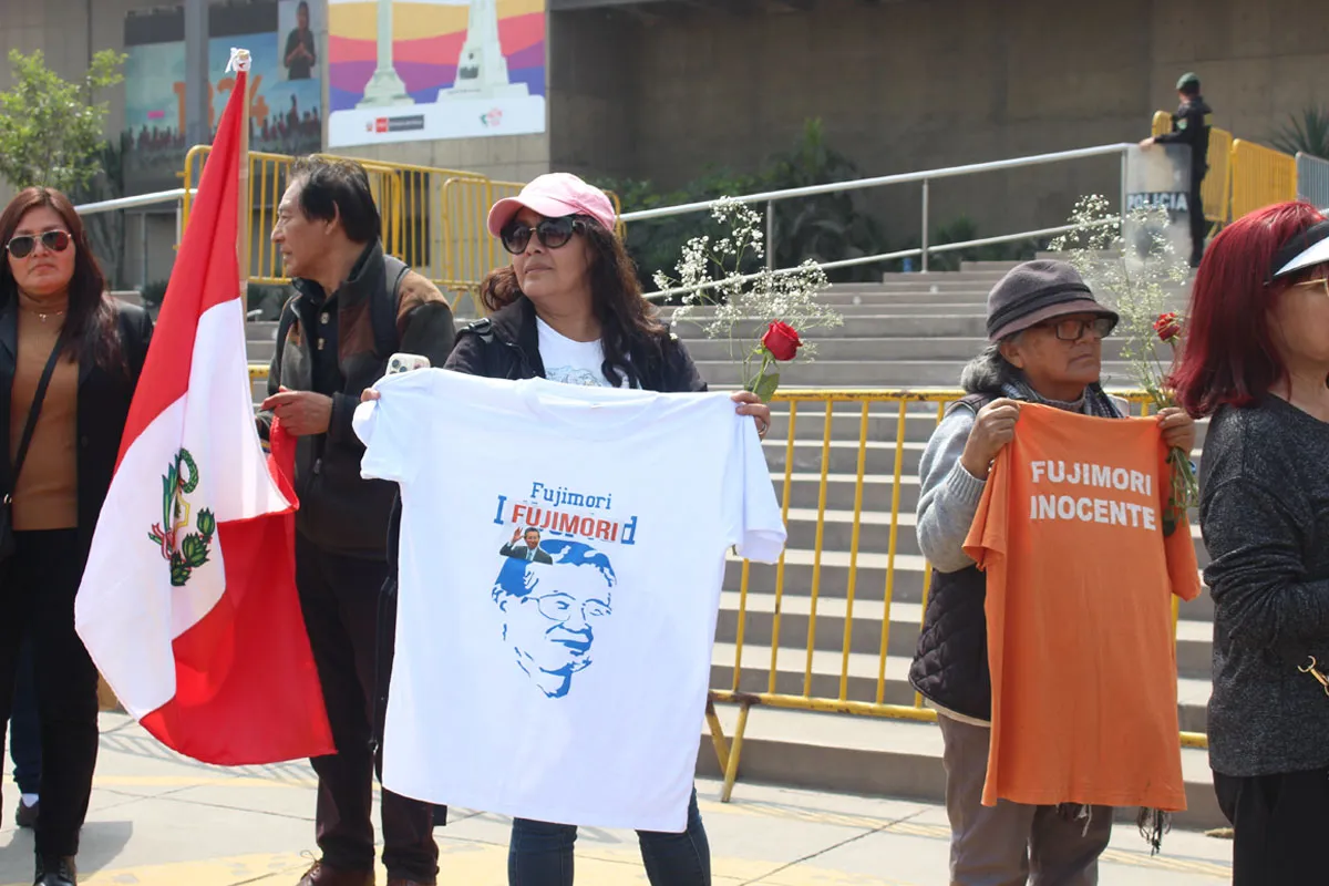 Vecinos del distrito limeño de San Borja se presentaron con pancartas y banderolas en los exteriores del Museo de la Nación (Foto: Milagros Quezada)