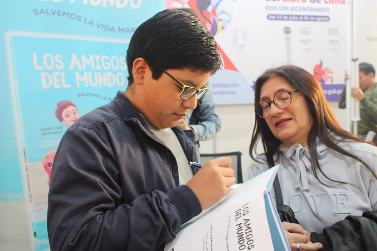 Pedro José Raymundo firmó los ejemplares de su reciente libro “Los amigos del mundo. Salvemos la vida marina” (Foto: Milagros Quezada)