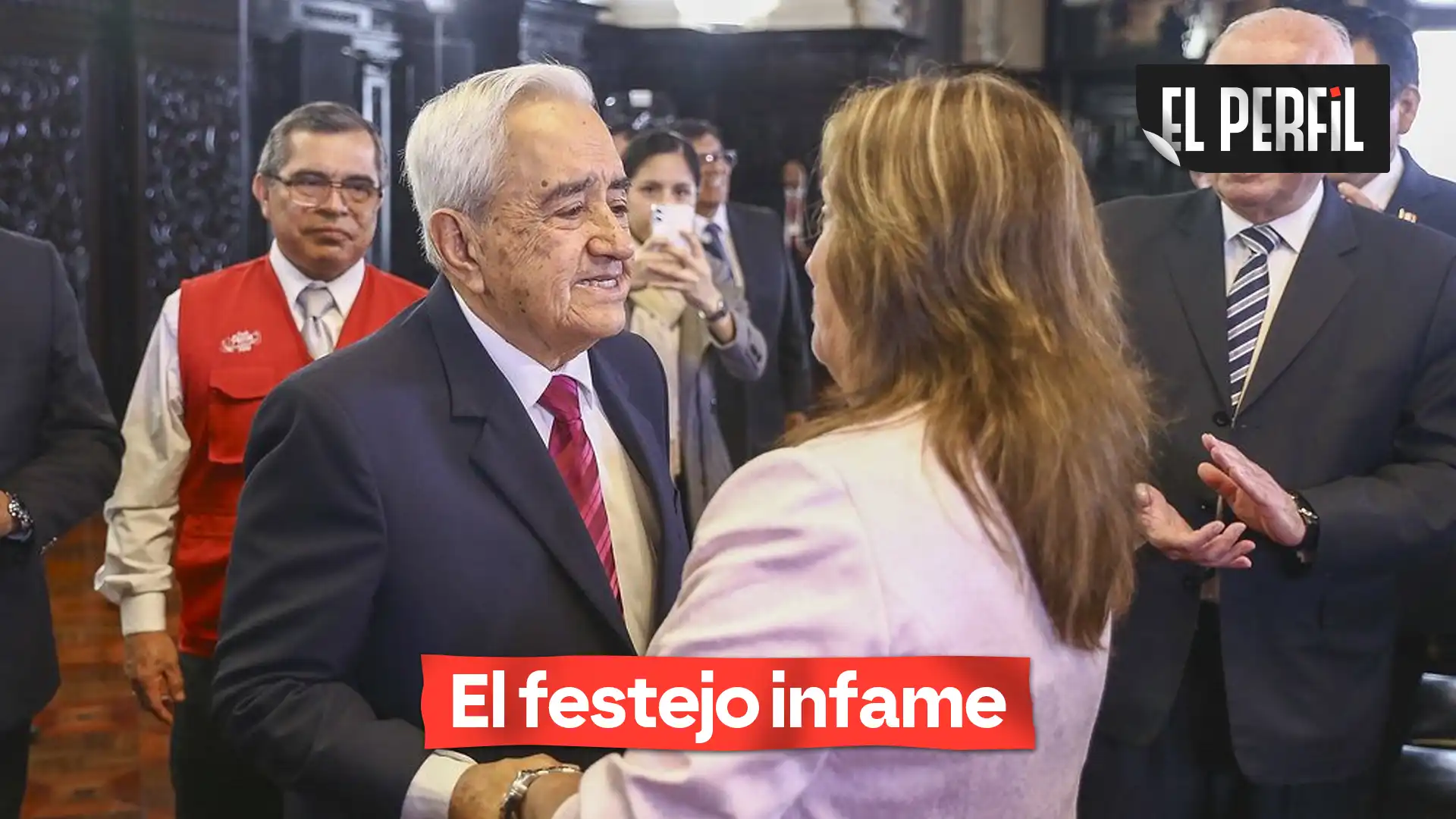 La foto que resume la impunidad: Dina Boluarte y Juan Rivera Lazo, condenado por Barrios Altos