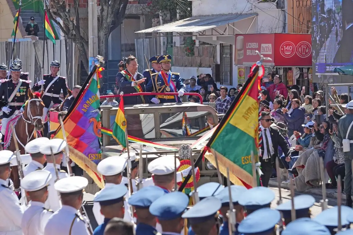 El presidente de Bolivia, Luis Arce, subido a un vehículo en el día de conmemoración de las Fuerzas Armadas - Europa Press/Contacto/Javier Mamani