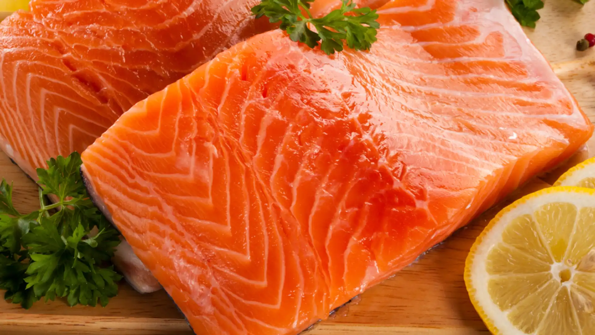 Salmón, fuente rica en ácidos grasos omega-3, proteínas de alta calidad y vitaminas esenciales