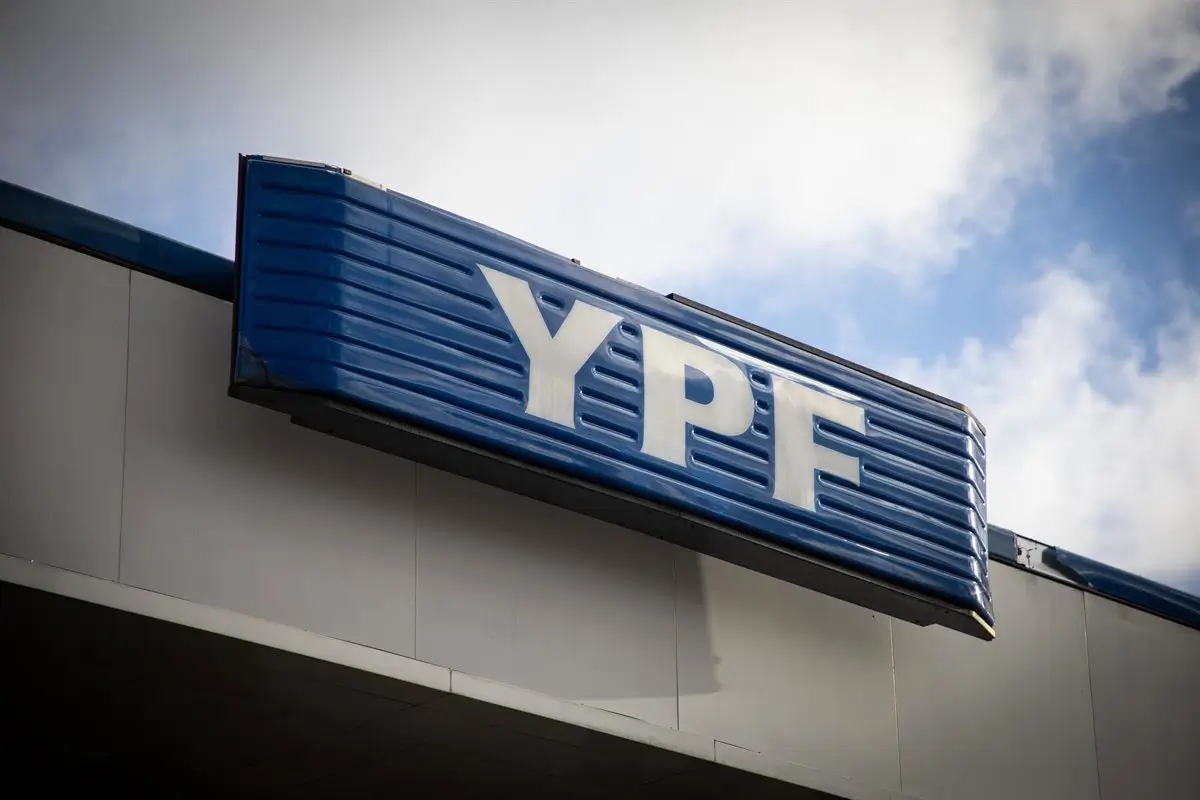 Archivo - Logo de la petrolera YPF. - Europa Press/Contacto/Martin Zabala - Archivo