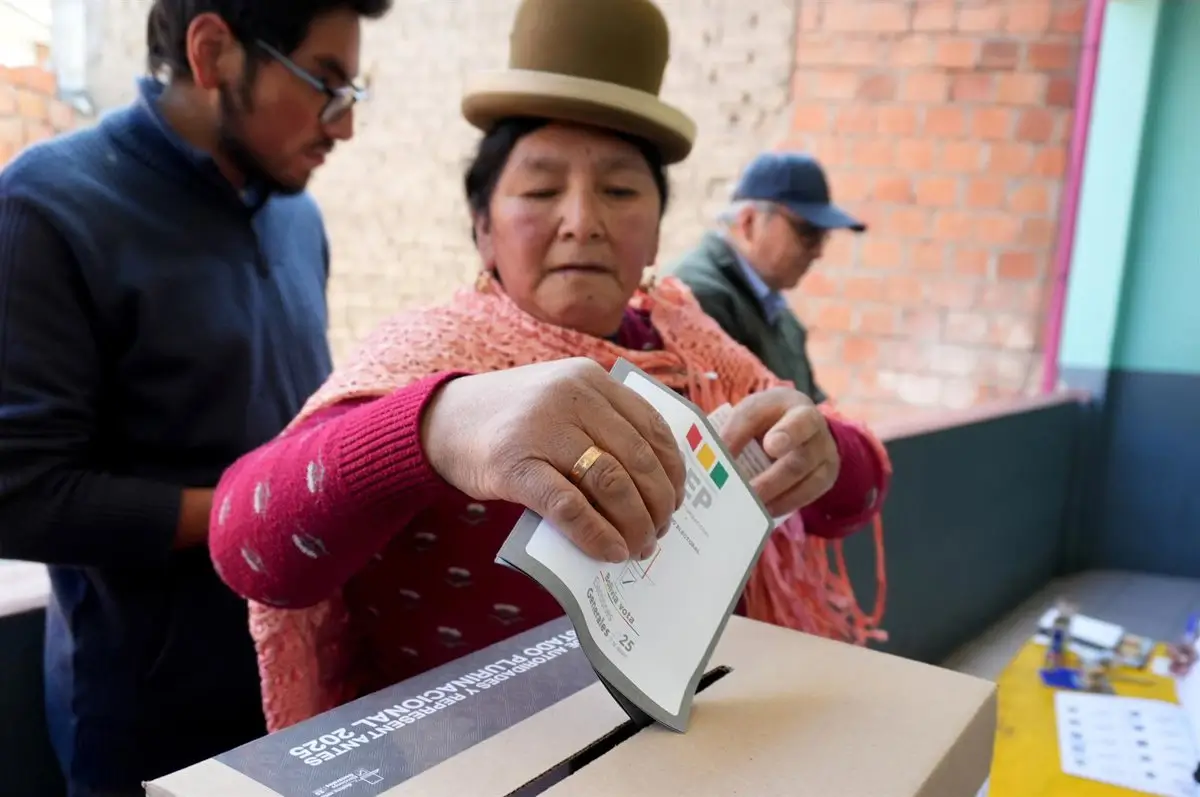 Archivo - Una boliviana vota en la primera vuelta de las elecciones de agosto de 2025. - Europa Press/Contacto/Javier Mamani - Archivo