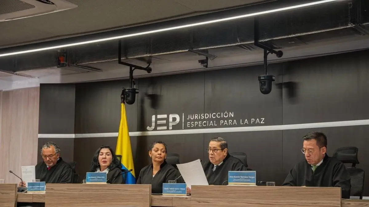 El juez Camilo Suárez Aldana lee la condena a ocho años de penas alternativas contra el último secretariado de las extintas FARC - JEP EN X