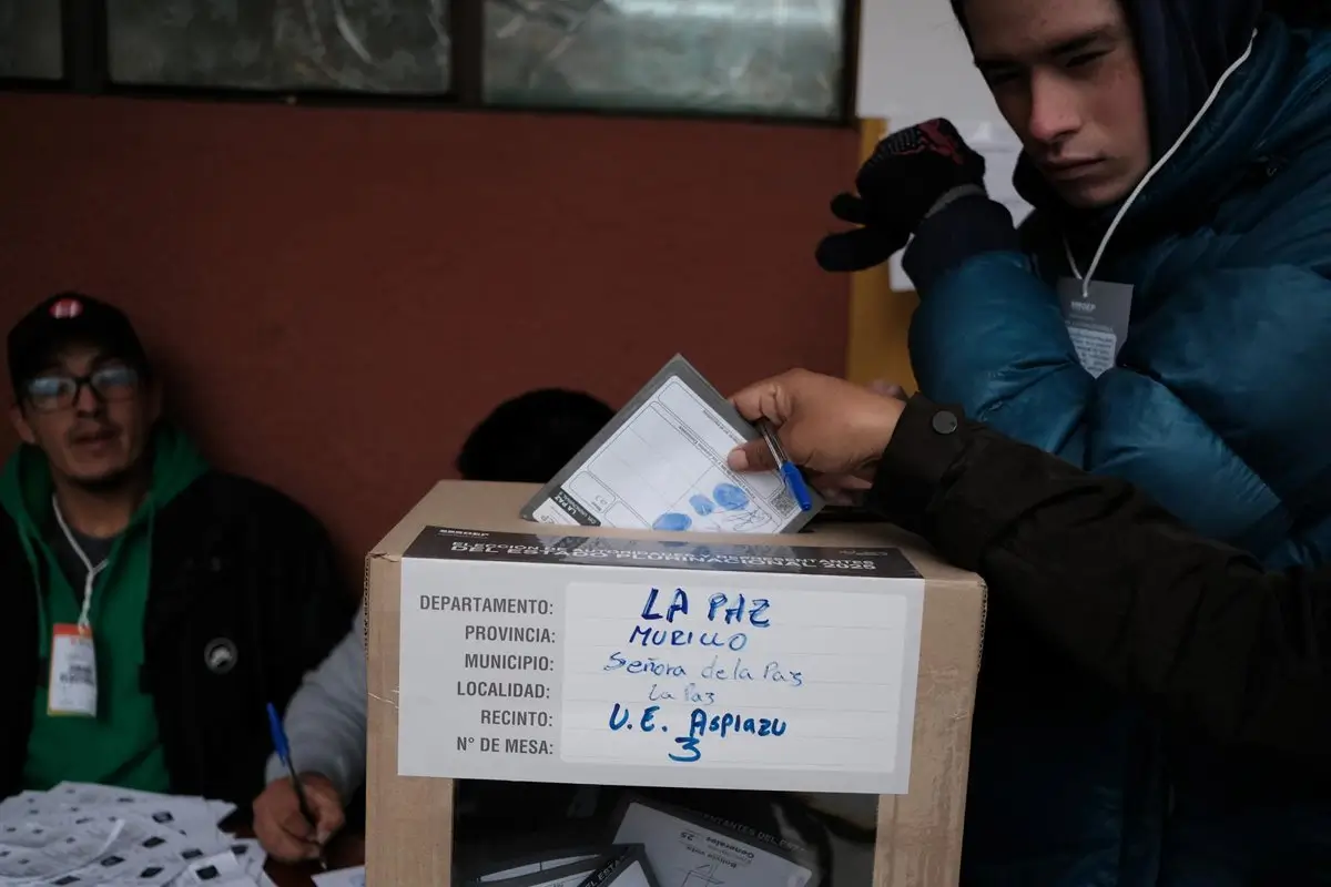 Archivo - Una persona introduce su papeleta en una urna en el marco de las elecciones presidenciales de Bolivia - Europa Press/Contacto/Diego Rosales - Archivo