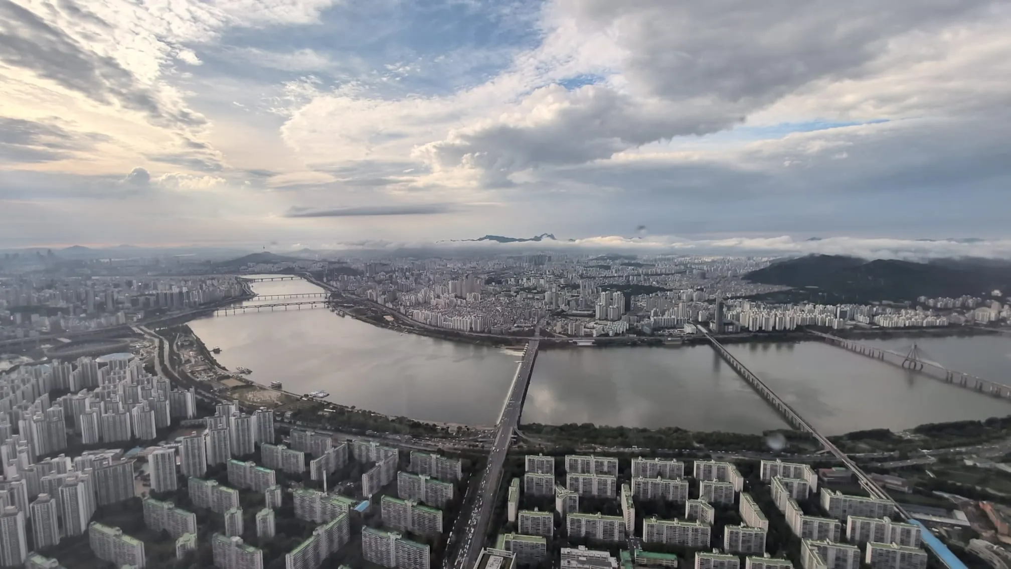 La Torre Lotte de Seúl: Un Ícono de Ambición y Modernidad 3 Corea desde lo alto de la torre Lotte, el Seoul Sky