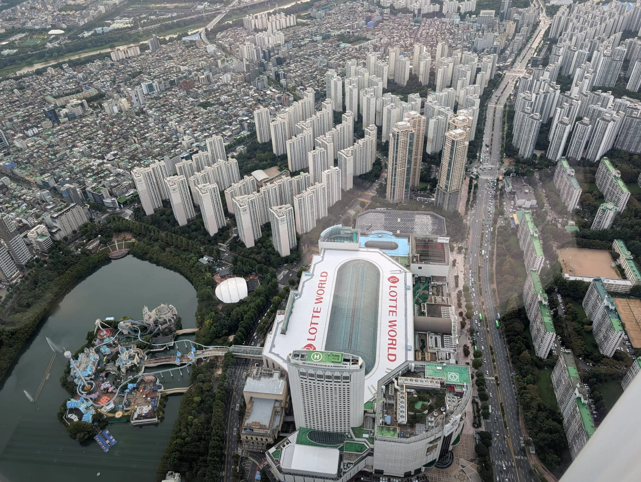 La Torre Lotte de Seúl: Un Ícono de Ambición y Modernidad 2 Lotte World Magic Island y Lotte World desde la torre Lotte