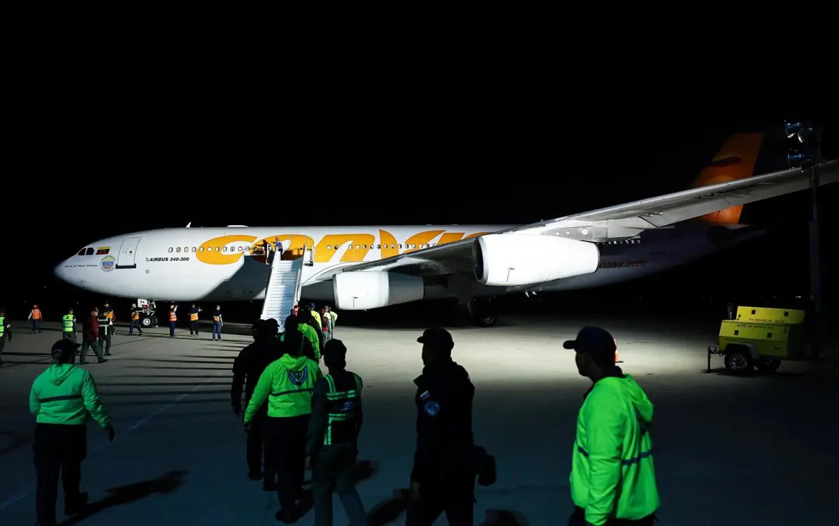 Archivo - Las fuerzas de seguridad venezolanas, frente a un avión que transporta a venezolanos deportados de Estados Unidos en un vuelo de repatriación (archivo) - Jesus Vargas/dpa - Archivo