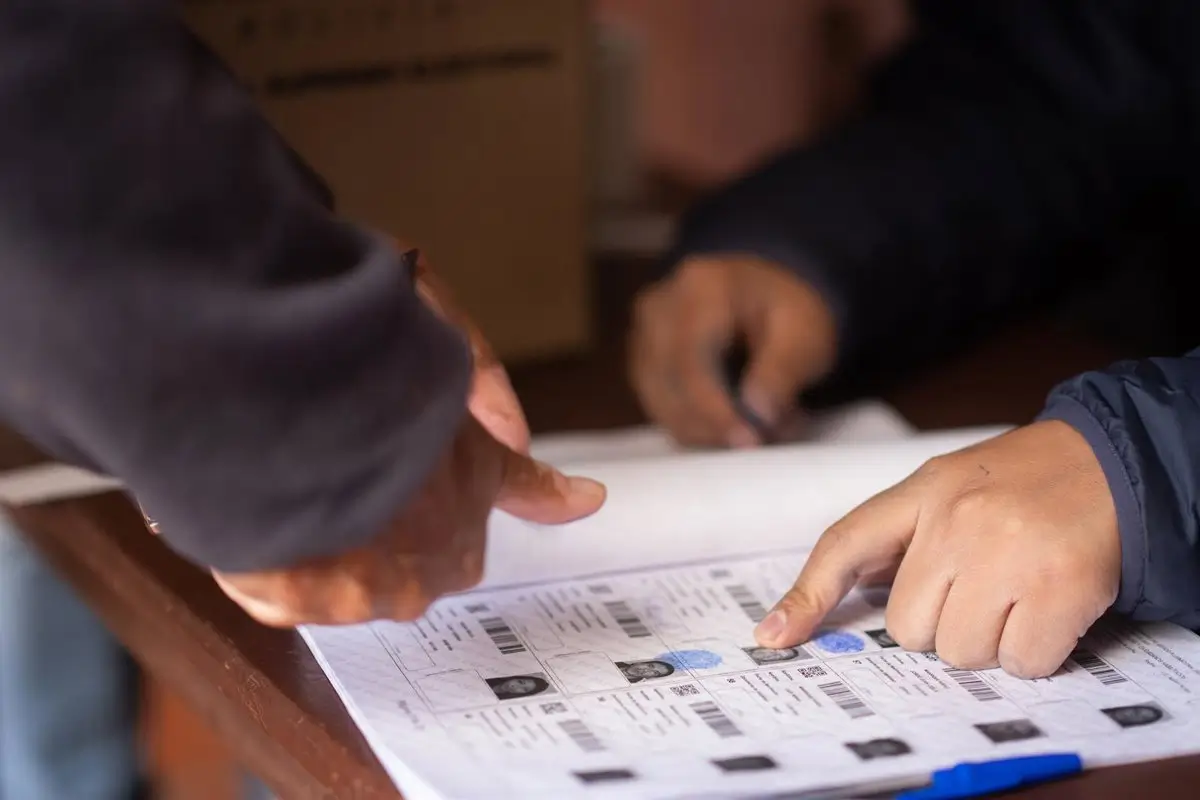 Un votante participa en las elecciones generales en un colegio de La Paz, Bolivia - Radoslaw Czajkowski/ DPA