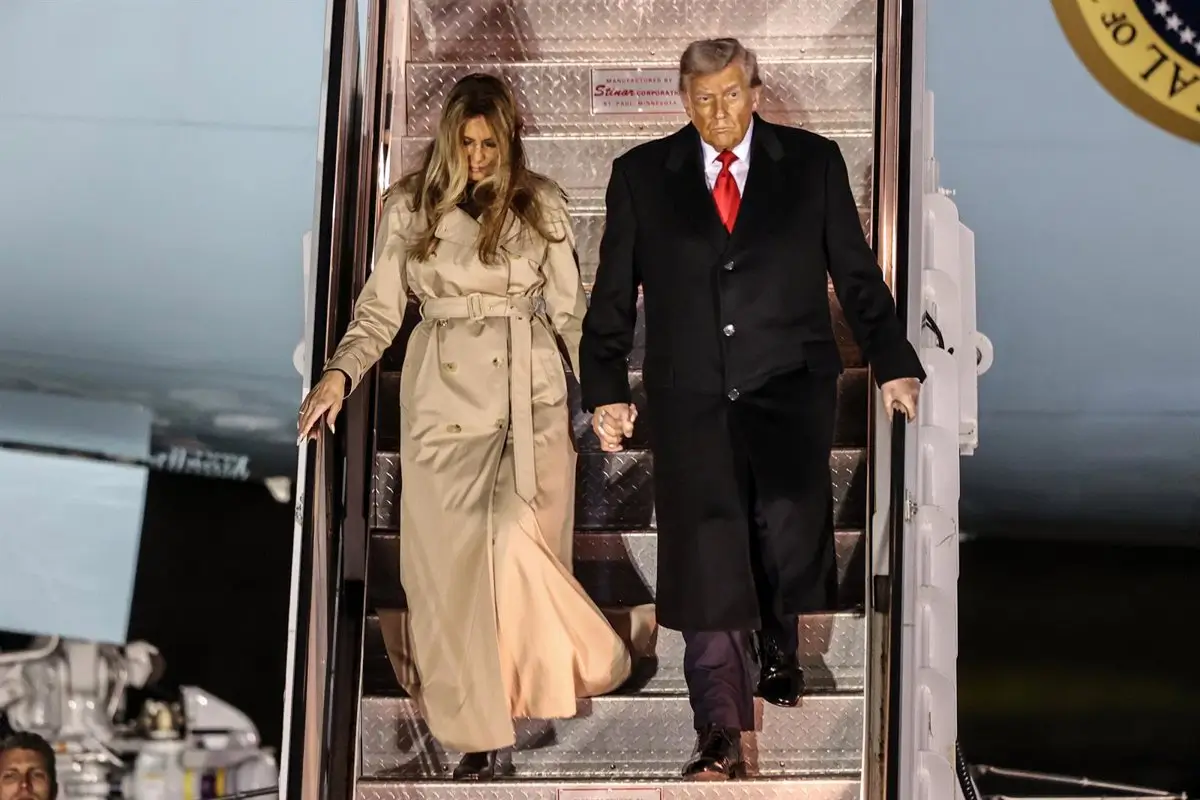 El presidente de EEUU, Donald Trump, y la primera dama, Melania, bajan del Air Force One a su llegada a Reino Unido - Europa Press/Contacto/Alfie Cosgrove