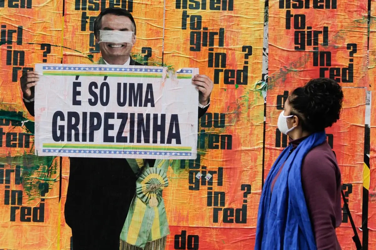 Archivo - Un mural recuerda una de las frases del expresidente, Jair Bolsonaro, durante la pandemia. - FÁBIO VIEIRA/FOTORUA / ZUMA PRESS / CONTACTOPHOTO