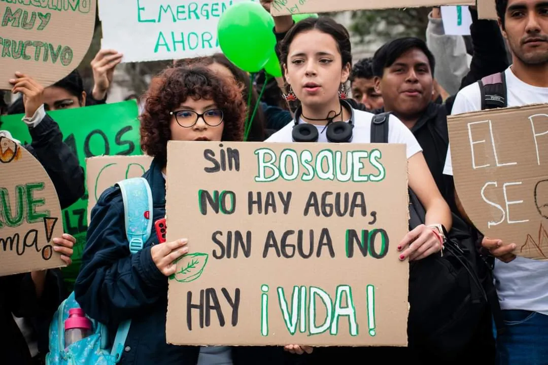 Estudiantes de la Universidad Nacional Agraria La Molina se organizaron en la plaza San Martín para exigir al gobierno acciones inmediatas contra los incendios forestales (Foto: Dany Seminario Coronado / EL PERFIL)