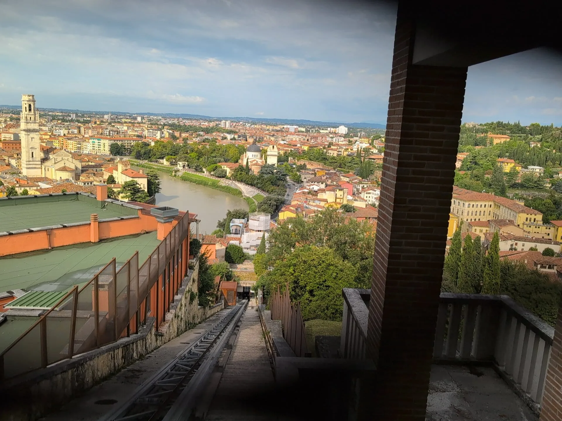 Verona: entre la eternidad de la piedra y la fragilidad del mito 4 Funicolare di Castel San Pietro
