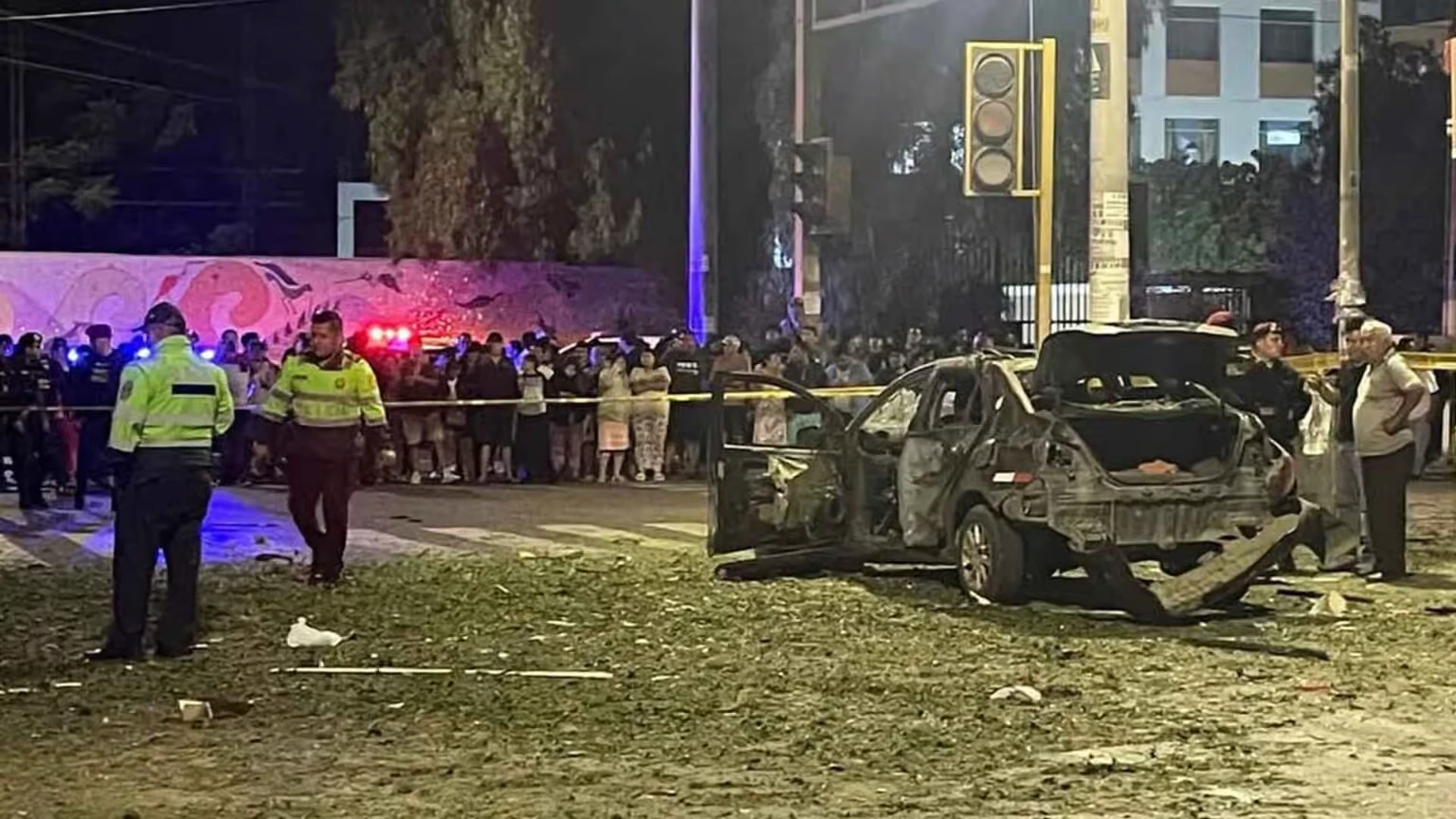 Fiscal de la Nación vincula atentado en sede del Ministerio Público con amenazas a magistrada que investiga un caso de criminalidad organizada 2 Detonan bomba frente a la Fiscalía de Trujillo en pleno estado de emergencia | Foto: X/@rodolfolara_
