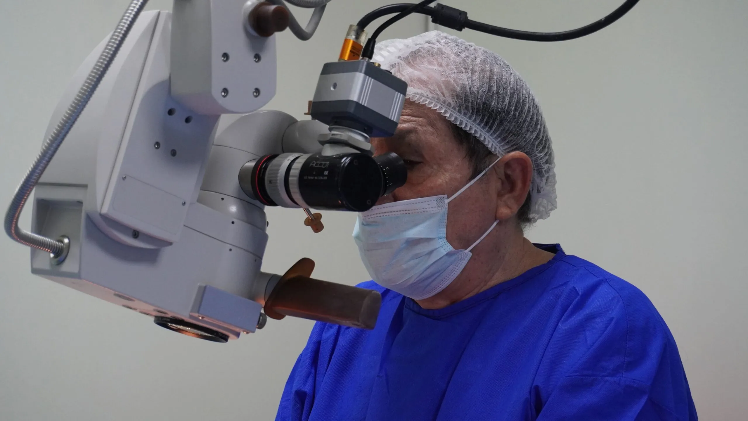 La cirugía de catarata revoluciona la salud visual con técnicas modernas 2 Dr. Walter Sánchez Humala, especialista en cirugía de catarata