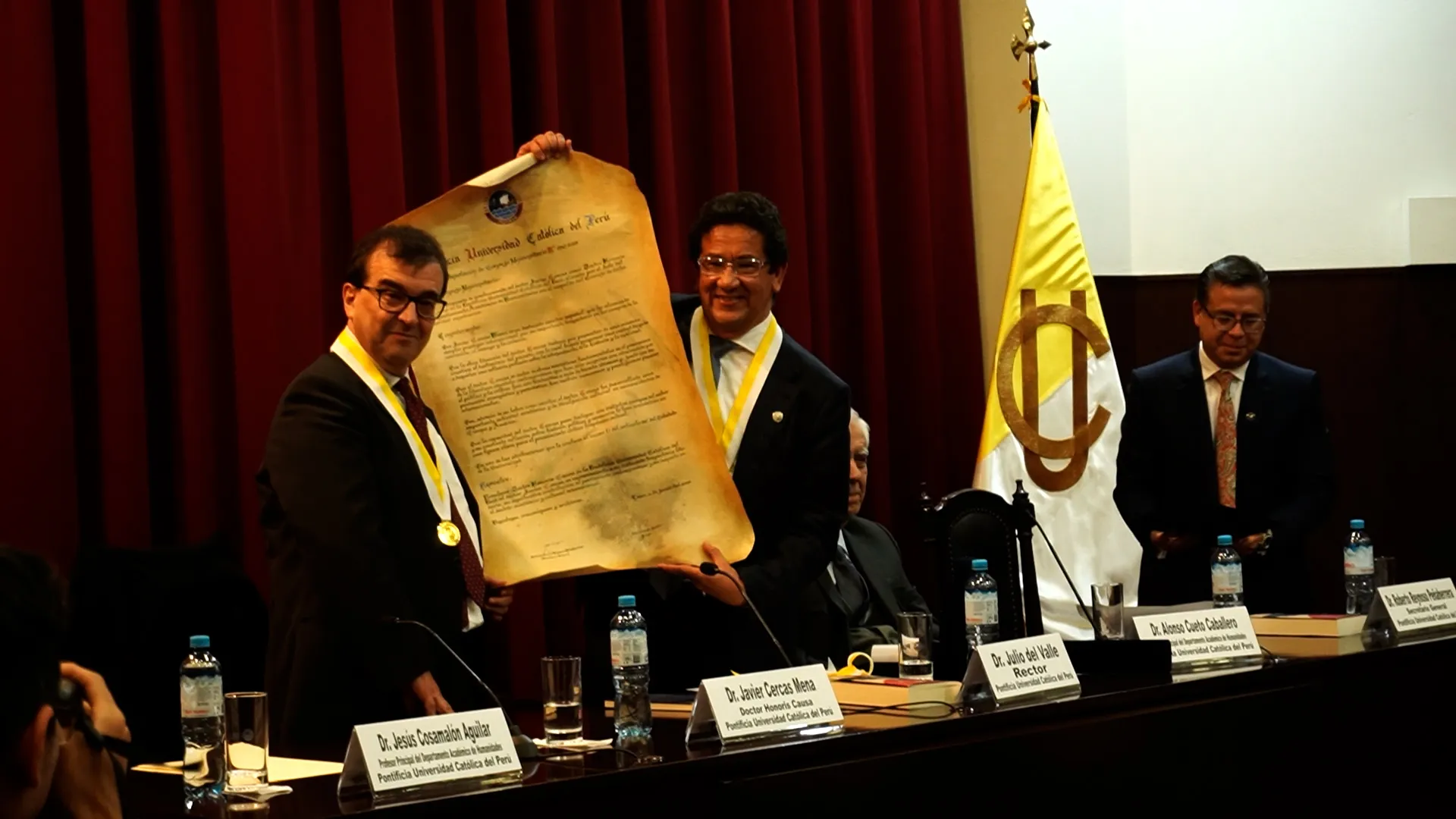 Entrega del pergamino de Doctor Honoris Causa al escritor Javier Cercas | Foto: Rodrigo Zevallos