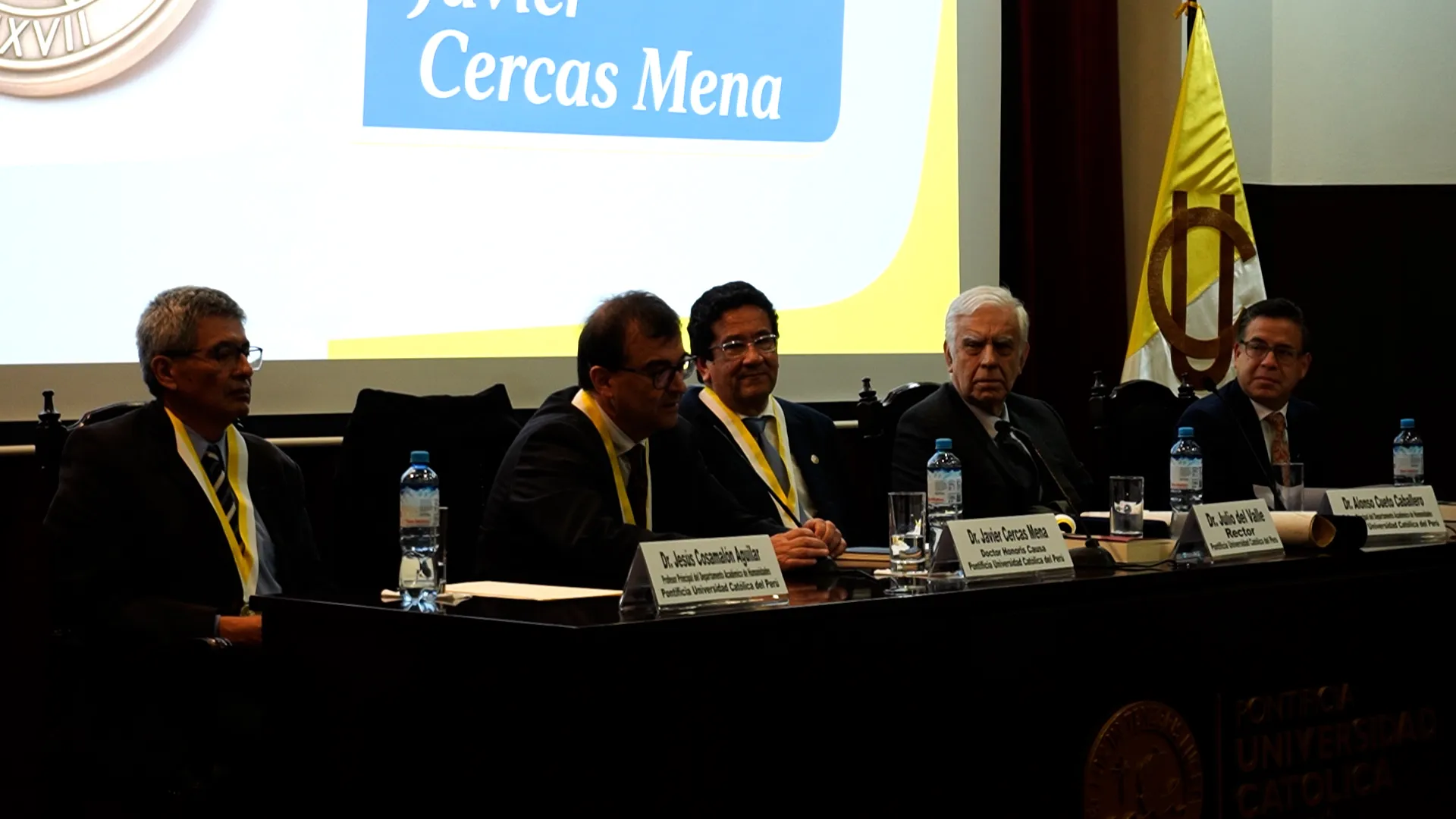 Mesa de honor. De izquierda a derecha, Jesús Cosamalón, Javier Cercas, Julio del Valle, Alonso Cueto y el maestro de ceremonias | Foto: Rodrigo Zevallos