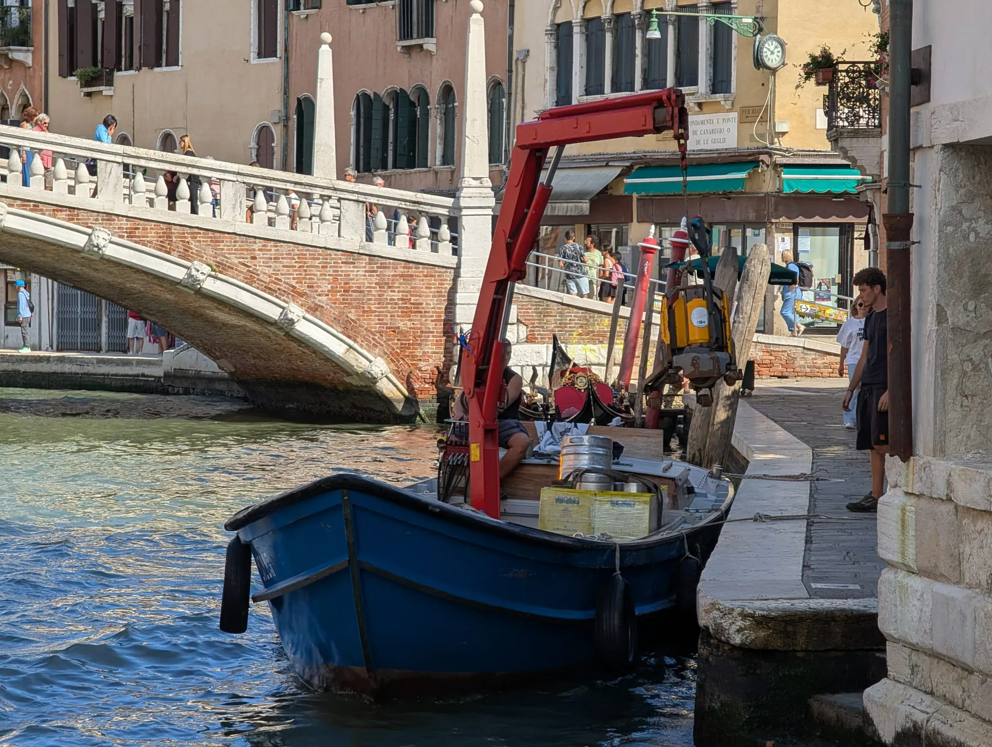 Barco grúa en Venecia