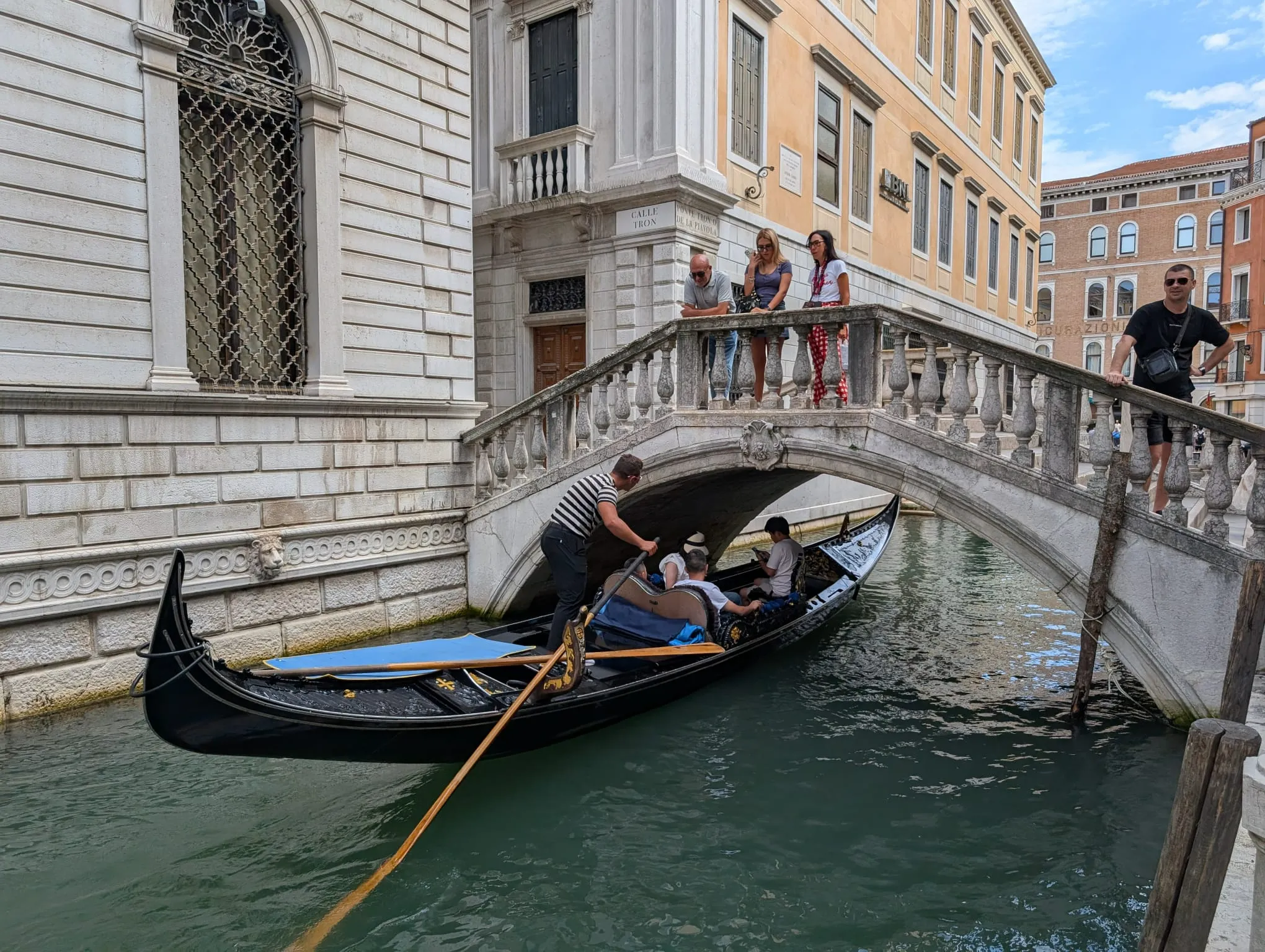 Gondolero flexible en Venecia