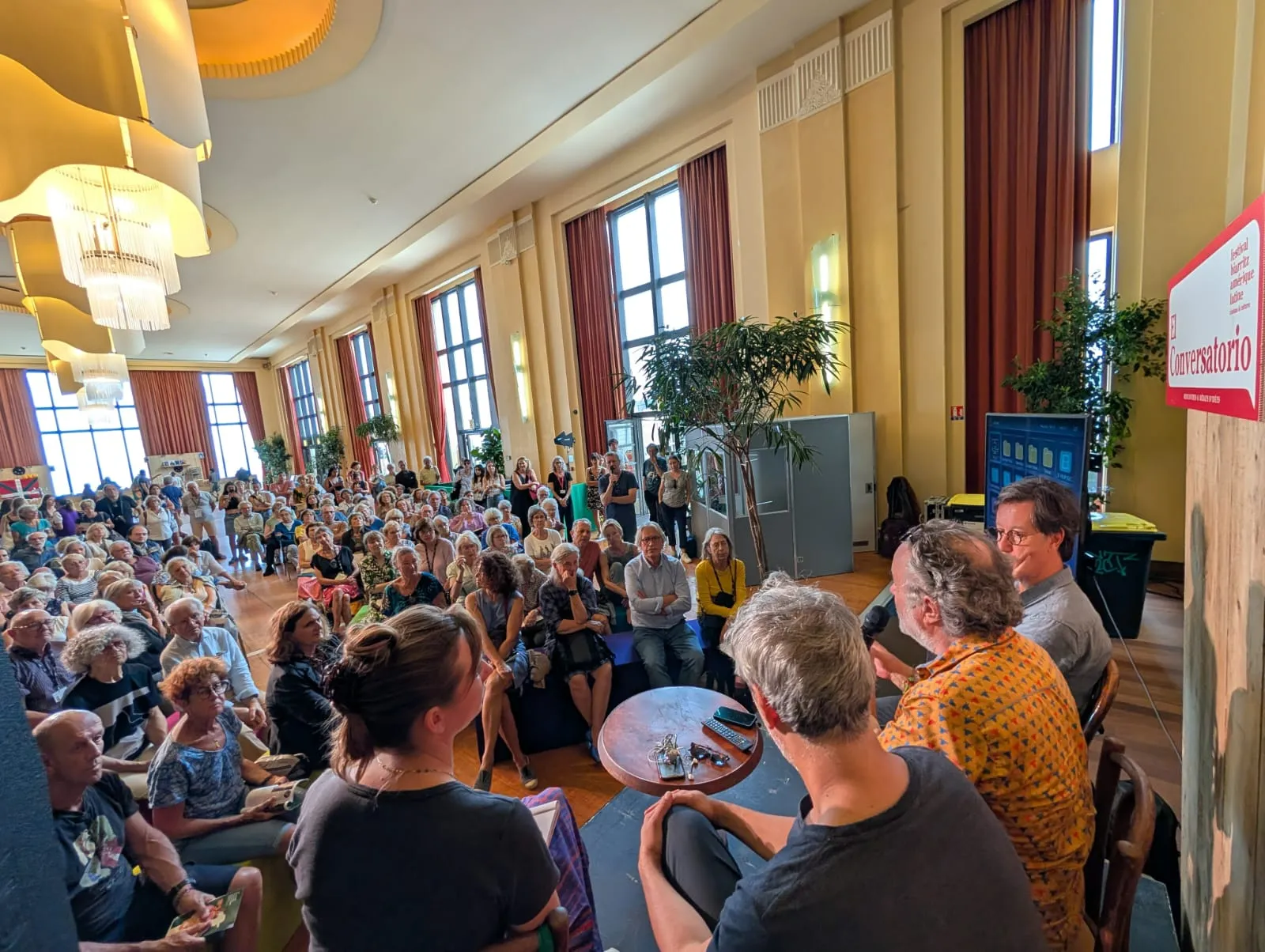 Sala repleta en el Casino de Biarritz para asistir a la charla sobre Pepe Mújica dentro del festival de cine latinoamericano de Biarritz