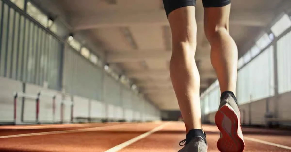 Unas zapatillas adecuadas son fundamentales para mantener una buena postura y prevenir lesiones, especialmente durante la actividad física (Andrea Piacquadio/Pexels)