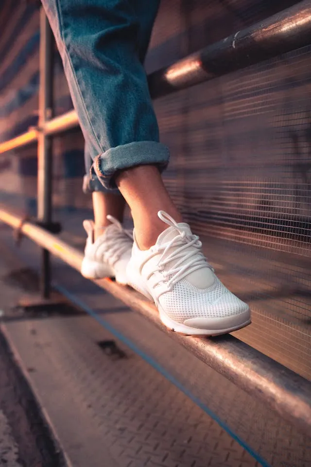 En zapatillas, el soporte y la amortiguación adecuados reducen el riesgo de lesiones en pies, tobillos y rodillas (Athena Sandrini/Pexels)
