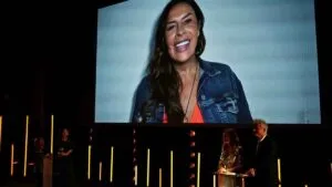 Karla Sofía Gascón ganó el premio a Mejor Actriz por Emilia Pérez | Foto: Prix Lumières/Seamas Mc Swiney