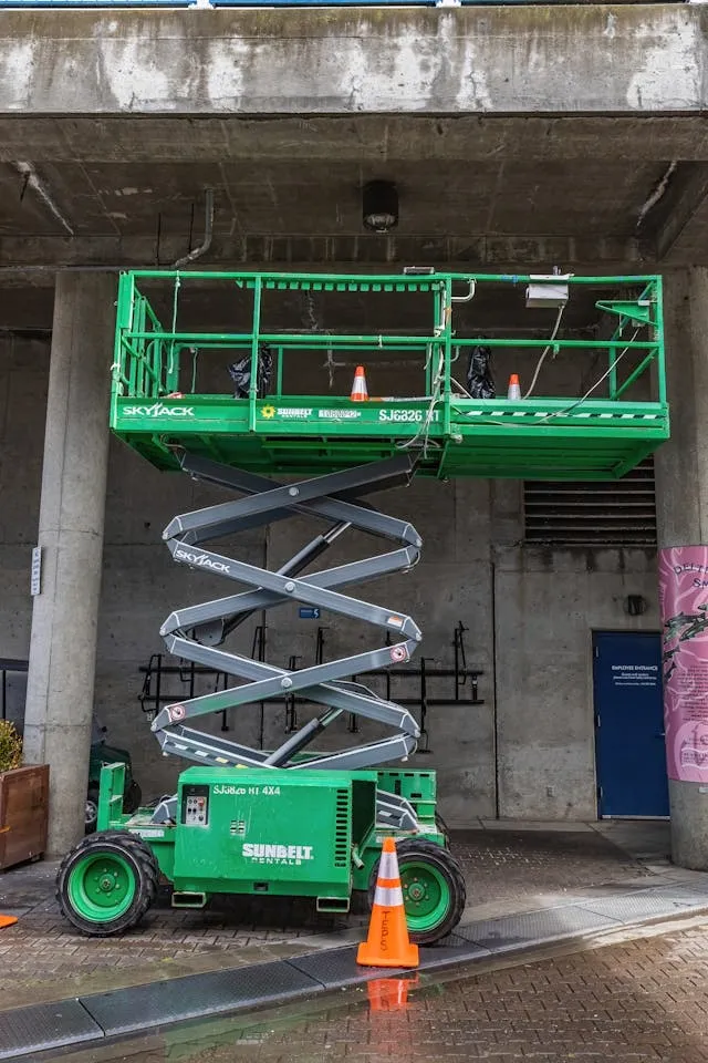 Construcción vertical en Perú: cómo las plataformas articuladas garantizan seguridad y eficiencia en rascacielos 3 Cómo el alquiler de plataformas eleva la seguridad y la velocidad en proyectos verticales