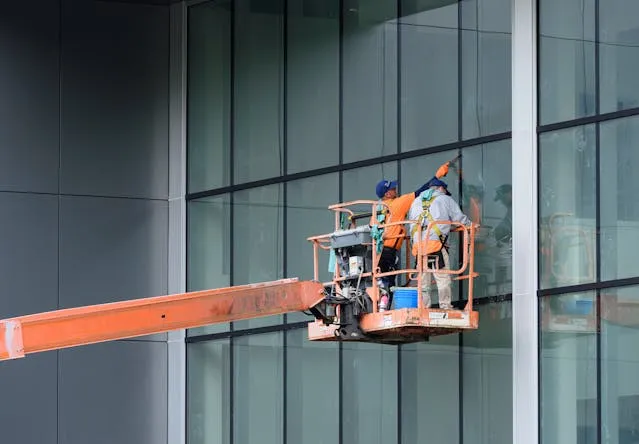 Construcción vertical en Perú: cómo las plataformas articuladas garantizan seguridad y eficiencia en rascacielos 2 Obras más seguras y eficientes gracias al alquiler de plataformas articuladas