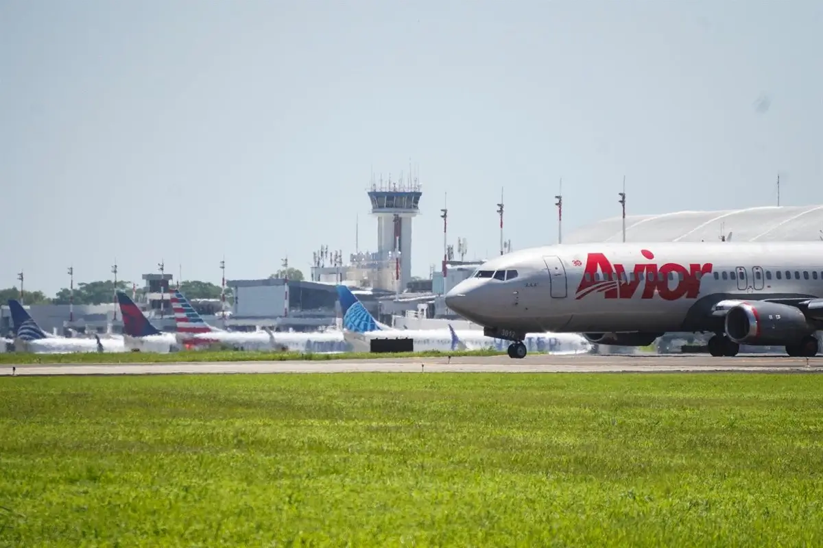 Vista de un avión que transporta migrantes venezolanos que fueron encarcelados en El Salvador mientras se prepara para partir hacia Venezuela - Europa Press/Contacto/Camilo Freedman