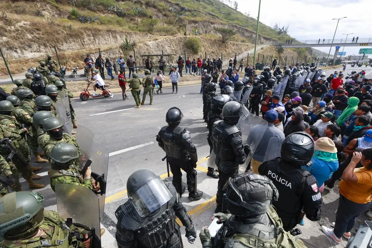 Efectivos de las fuerzas de seguridad de Ecuador y manifestantes en el paro nacional. - Europa Press/Contacto/Ricardo Landeta