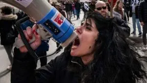 Un manifestante corea consignas a través de un megáfono durante una manifestación contra la guerra de Ucrania y el papel del "expansionismo imperialista" de la OTAN en Madrid el 3 de abril de 2022 | Foto: Miguel Candela/SOPA Images/LightRocket