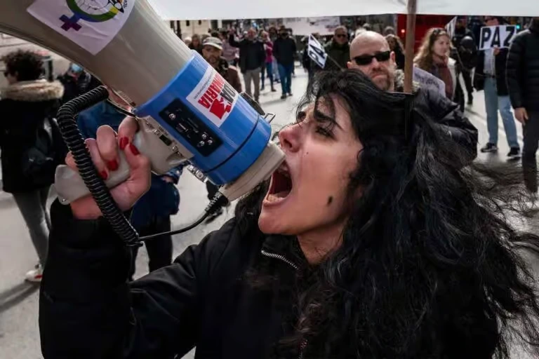 Un manifestante corea consignas a través de un megáfono durante una manifestación contra la guerra de Ucrania y el papel del "expansionismo imperialista" de la OTAN en Madrid el 3 de abril de 2022 | Foto: Miguel Candela/SOPA Images/LightRocket