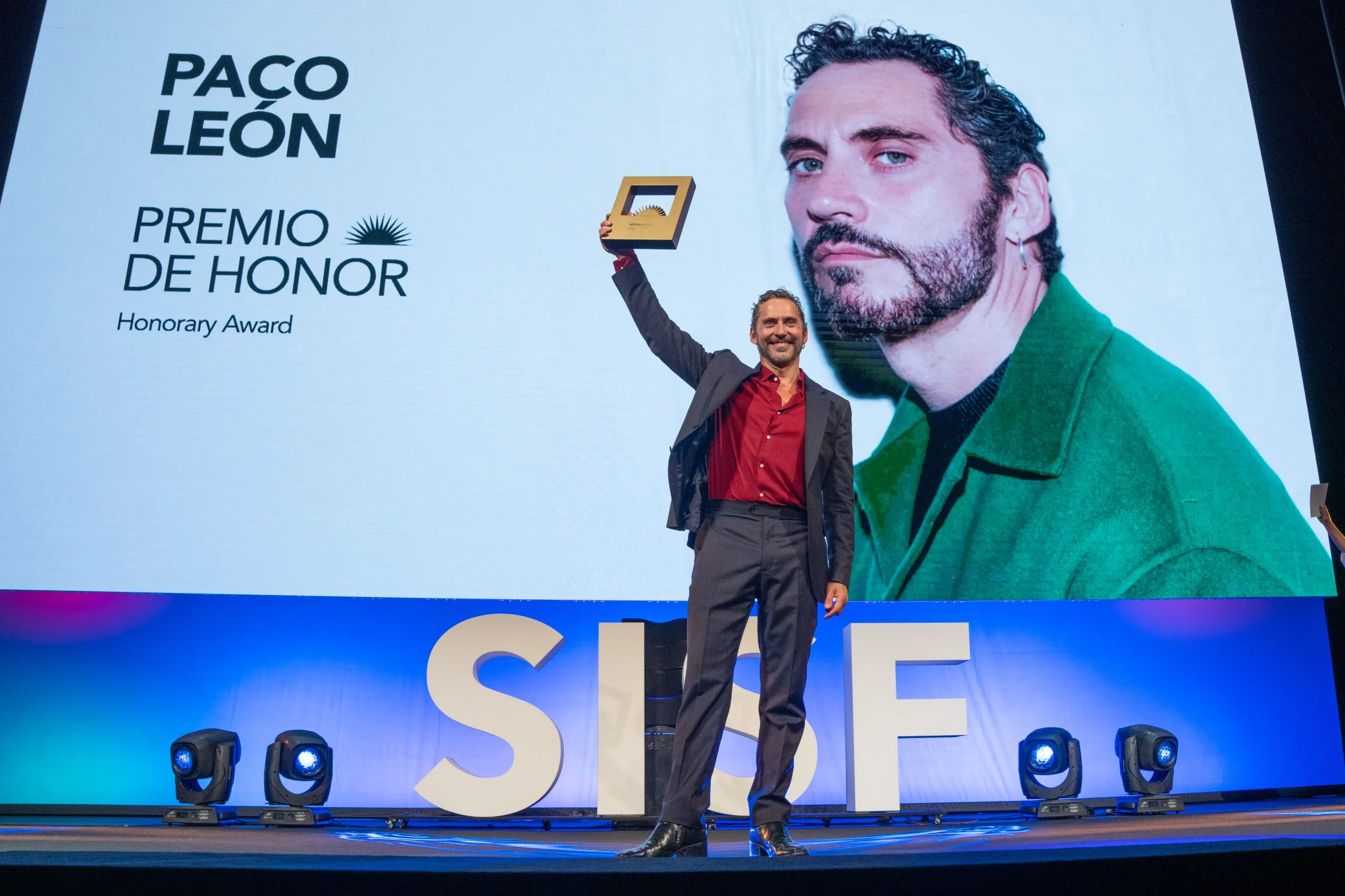 Paco León recibe el Premio de Honor 2025 en el South International Series Festival de Cádiz, España